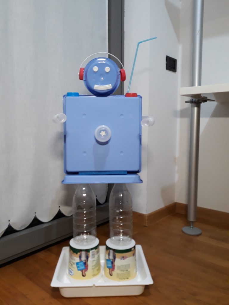 foto: robottino costruito con oggetti di recupero in plastica