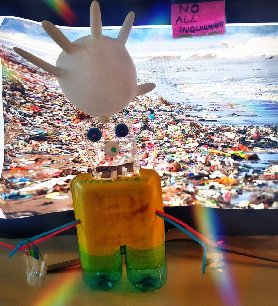 foto: robottino costruito con oggetti di recupero in plastica