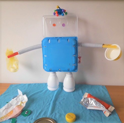 foto: robottino costruito con oggetti di recupero in plastica