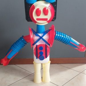 foto: robottino costruito con oggetti di recupero in plastica