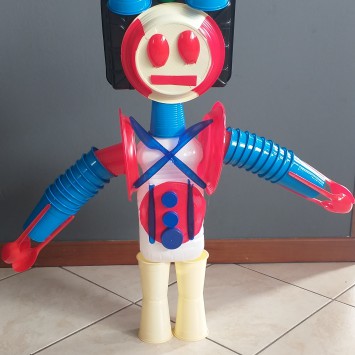 foto: robottino costruito con oggetti di recupero in plastica