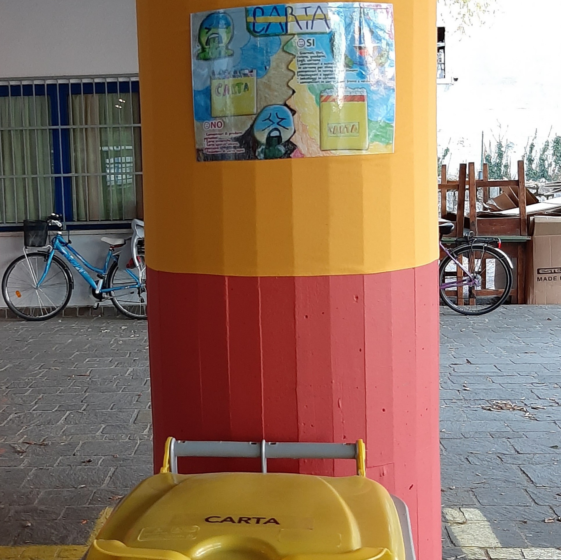 foto cartellone rifiuti carta