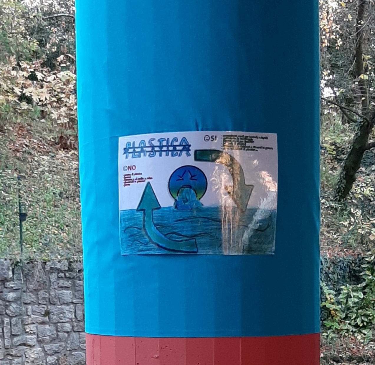 foto cartellone rifiuti plastica