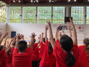 bambini con maglietta rossa esultano al palazzetto