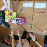 figura costruita con oggetti scolastici