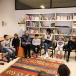 Leggimi una storia in biblioteca con la segretaria dell'ufficio