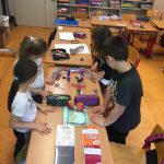 alunni al lavoro per creare le loro opere