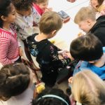 bambini leggono insieme il libro Pinocchio