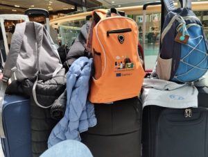 Foto valigie e zainetti in aeroporto