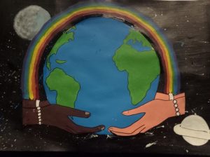 dipinto: due mani sorreggono il mondo circondato da un arcobaleno