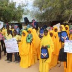 foto scolaresca africana che ha ricevuto i proventi del mercatino