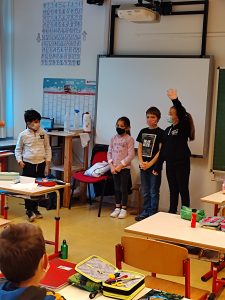 bambini in assemblea cooperativa in fase di votazione