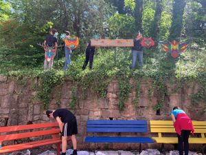 foto: ragazzi al lavoro per l'allestimento