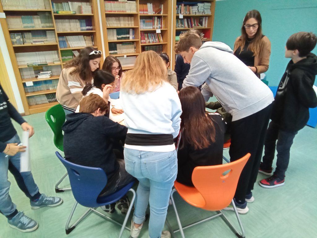 ragazzi al lavoro intorno al tavolo