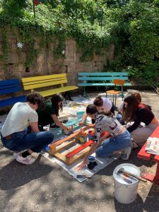aula-all'aperto_studenti-al-lavoro
