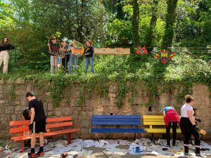 aula all'aperto studenti al lavoro