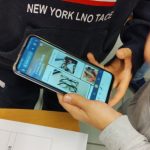 due ragazzi osservano uno smartphone