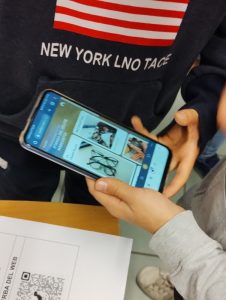 due ragazzi osservano uno smartphone