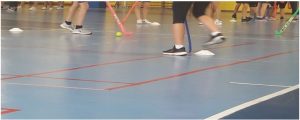 foto: particolare: ragazzi giocano a hockey indoor