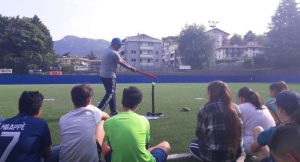 foto: ragazzi di spalle osservano istruttore baseball
