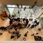 persone attorno al tavolo dei dolci