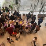 persone attorno al tavolo dei dolci