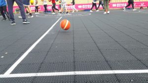 palla da basket in campo