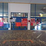 cartelloni appesi all'ingresso della scuola per la giornata contro la violenza sulle donne.