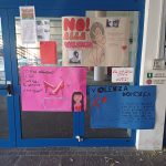 cartelloni appesi all'ingresso della scuola per la giornata contro la violenza sulle donne