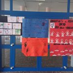 cartelloni appesi all'ingresso della scuola per la giornata contro la violenza sulle donne