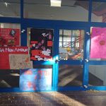 cartelloni appesi all'ingresso della scuola per la giornata contro la violenza sulle donne