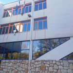 nastri rossi contro la violenza di genere sulla facciata delle WInkler