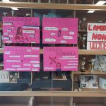cartellone appeso alla finestra per la giornata contro la violenza sulle donne