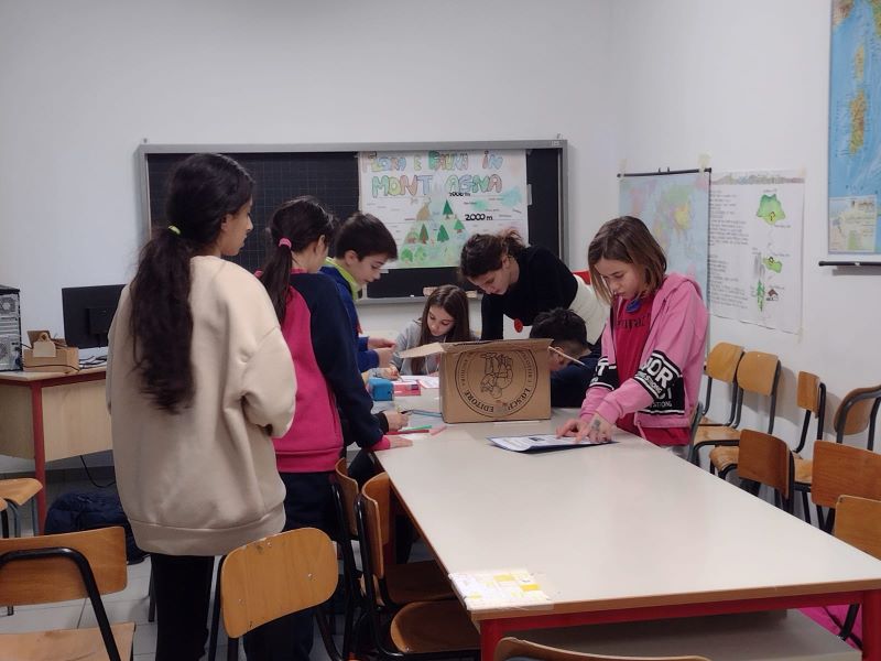 ragazzi cercano gli indizi