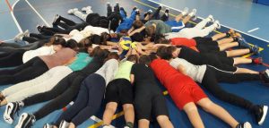 ragazzi in posa con pallone da pallavolo