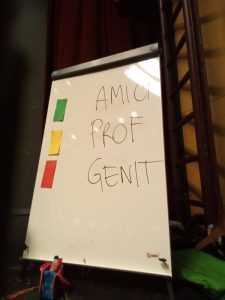 lavagna con scritta Amici Prof Genitori