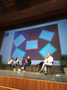 ragazzi sul palco, sullo sfondo è proiettato il cartellone creato dal nostro istituto