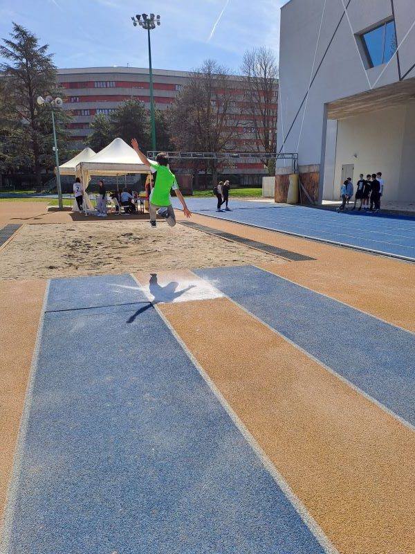 ragazzo di spalle salta in lungo