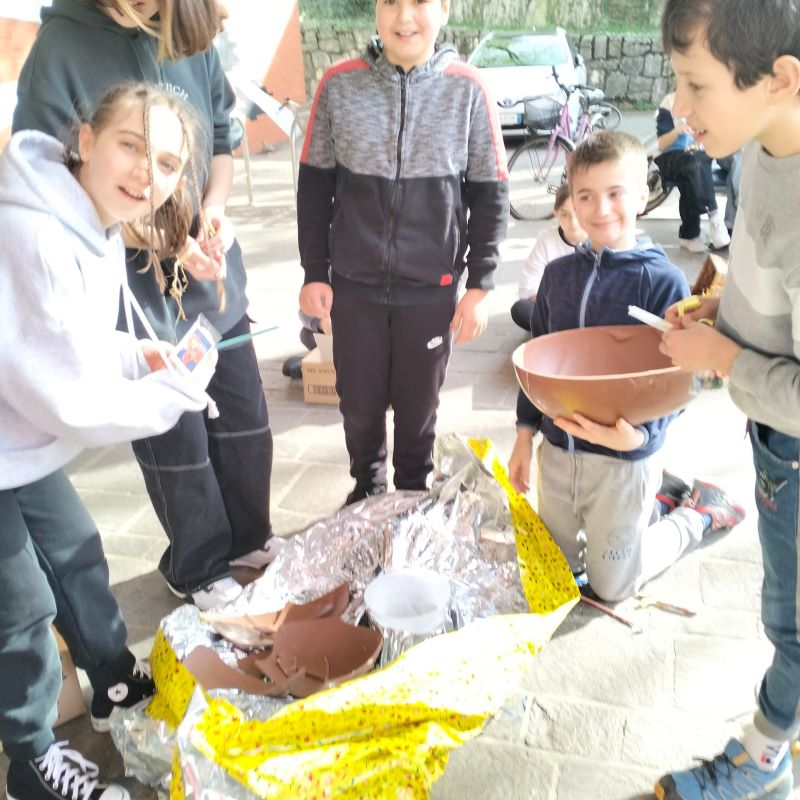 ragazzi felici aprono il grande uovo di cioccolato