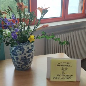 fotografia: un mazzo di fiori e un biglietto per augurare in bocca al lupo a tutti gli esamimandi delle WInkler