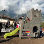 Bambini sul castello e scivolo