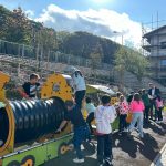 Bambini in fila sul vagone