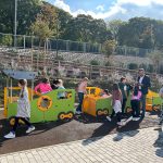 sindaco e bambini sul treno