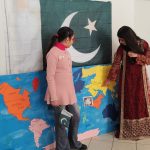 ragazze davanti al plastico