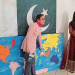 ragazza mostra il plastico con un dito