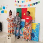 bambine in posa davanti alla loro bandiera