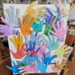 Mani di tanti colori diversi