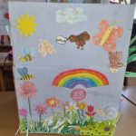 bambino nel prato e arcobaleno nel cielo