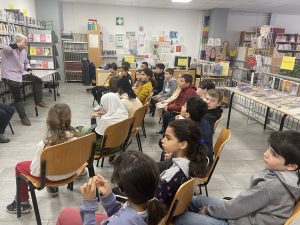i bambini in ascolto in biblioteca