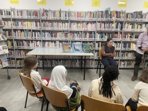 i bambini in ascolto in biblioteca
